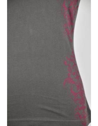 Šedo-ružové tričko s krátkym rukávom a ornamentálnym potlačou, V výstrih
