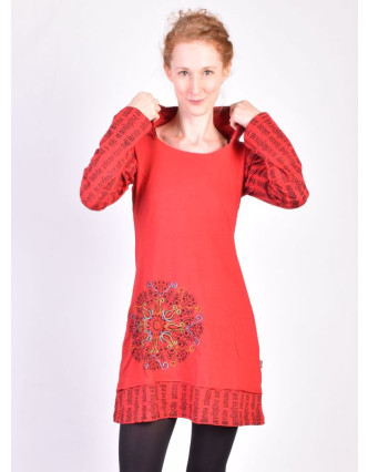 Krátke červené šaty s kapucňou a dlhým rukávom, Mantra dizajn, výšivka