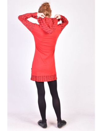 Krátke červené šaty s kapucňou a dlhým rukávom, Mantra dizajn, výšivka