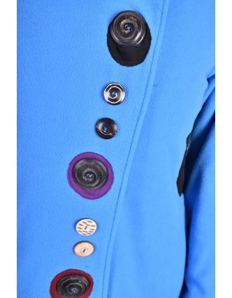 Modrý fleecový kabát s golierom zapínaný na gombíky, farebné aplikácie, potlač