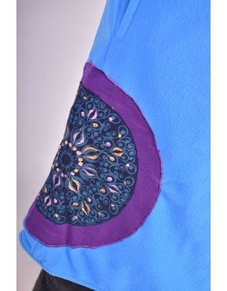 Modrý fleecový kabát s golierom zapínaný na gombíky, farebné aplikácie, potlač