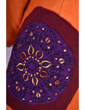 Oranžový fleecový kabát s golierom zapínaný na gombíky, farebné aplikácie, potlač