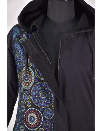 Čierny kabát s kapucňou zapínaný na zips, potlač mandal, vrecká