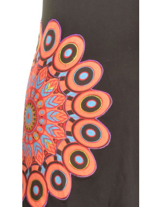 Krátke čierno-oranžové šaty s krátkym rukávom, mandala dizajn, atypický výstrih