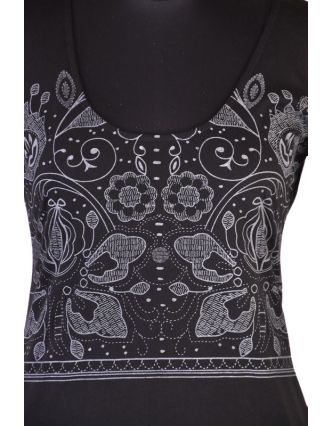 Čierne tričko s krátkym rukávom a ornamentálnym potlačou