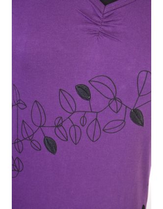 Krátke fialové šaty s krátkym rukávom a potlačou "Leaves design", V výstrih