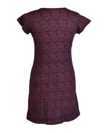 Krátke čierno-vínovej šaty s krátkym rukávom, potlačou a výšivkou mandaly