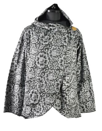 Čierny kabát s kapucňou zapínaný na gombík, vrecká, celopotlač