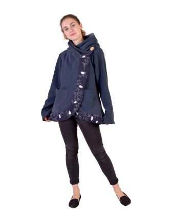Tmavo modrý fleecový kabát s kapucňou zapínaný na gombík, leaves design a výšivka