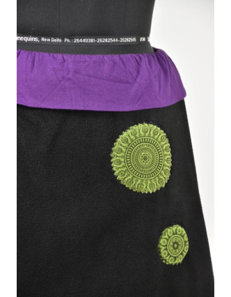 Krátka čierno fialová sukňa s chakra aplikáciami a pružným pásom