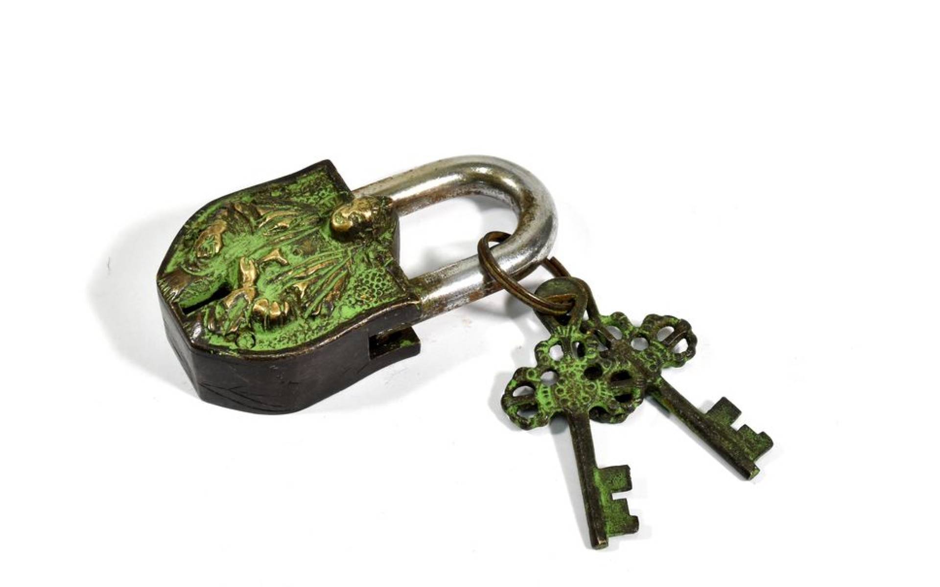 Visiaci zámok, Sai Baba, zelená patina, mosadz, dva kľúče v tvare dorje, 9cm