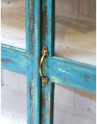 Presklená skriňa z antik teakového dreva zdobená dlažicemi, tyrkysová patina