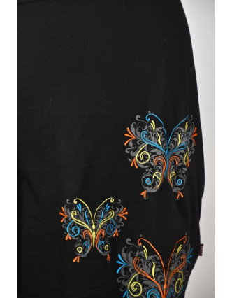 Čierne šaty na ramená, krátky rukáv, farebná výšivka motýľ
