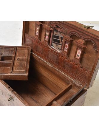 Starožitná truhla z teakového dreva zdobená mosadzným kovaním, 67x36x44cm