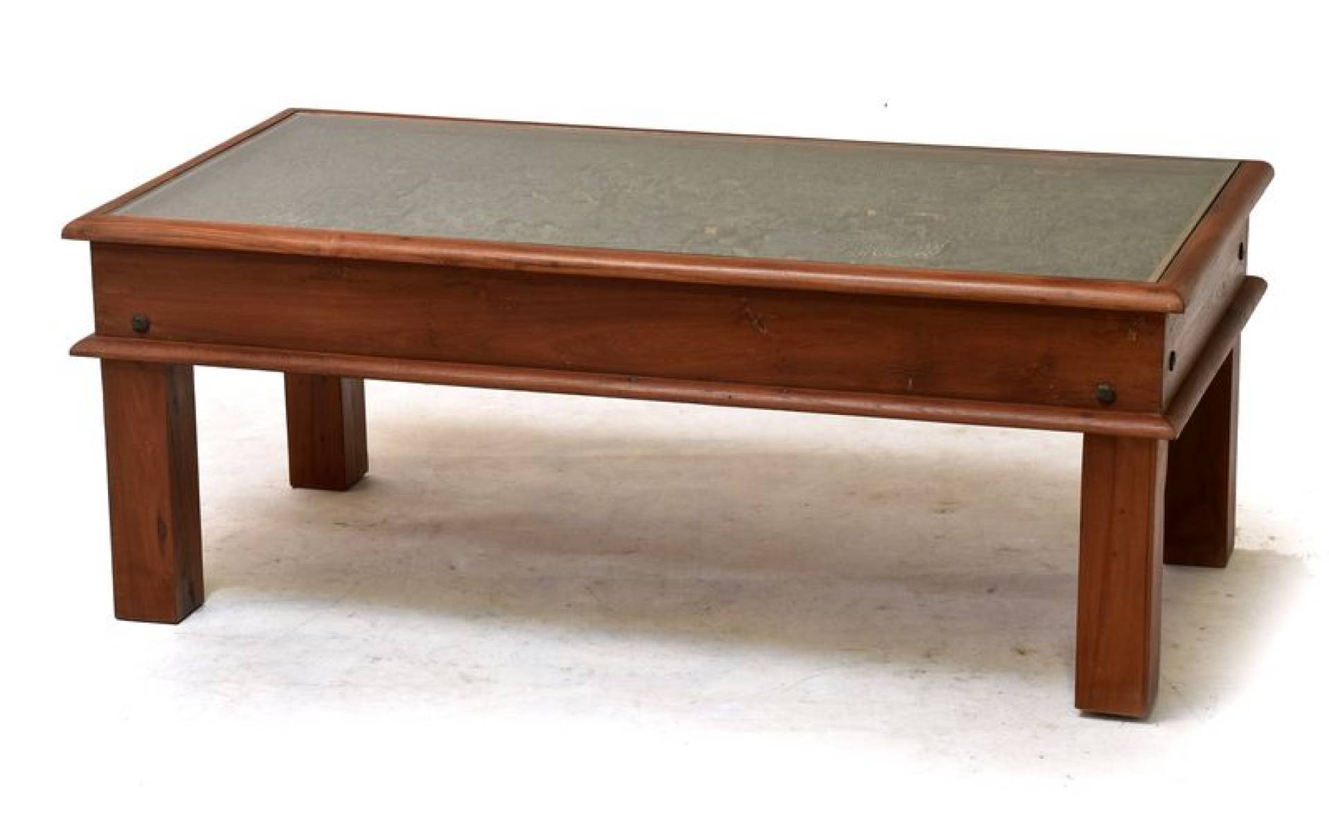 Konferenčný stolík z teakového dreva zdobený starými raznicami, 60x120x45cm