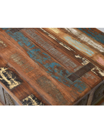 Truhla z teakového dreva, zdobená mosadznými hlavami Budhov, 90x90x45cm