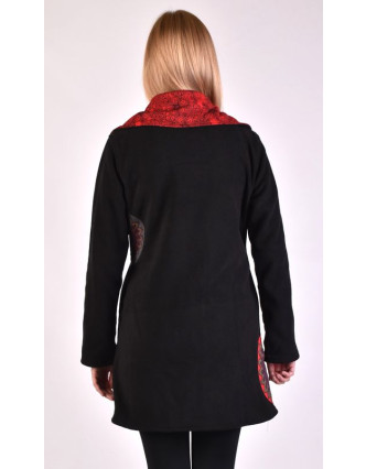 Čierny kabát s golierom zapínaný na gombíky, farebné aplikácie, potlač a výšivka