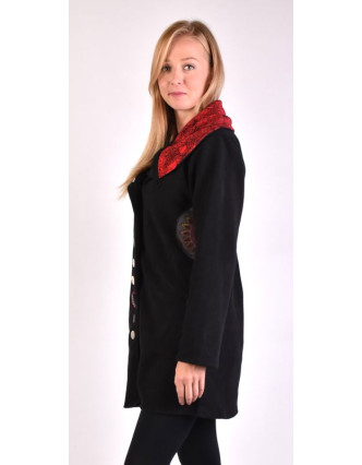 Čierny kabát s golierom zapínaný na gombíky, farebné aplikácie, potlač a výšivka