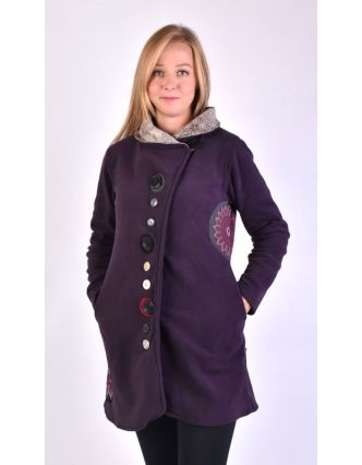 Fialový kabát s golierom zapínaný na gombíky, aplikácia, potlač a výšivka