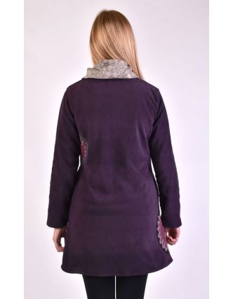 Fialový kabát s golierom zapínaný na gombíky, aplikácia, potlač a výšivka