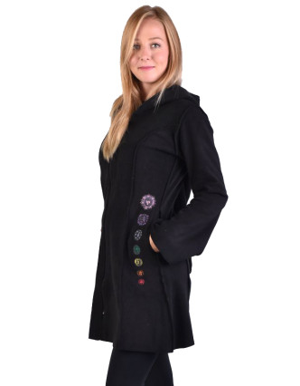 Čierny fleecový kabátik s dlhou kapucňou, zapínanie na zips, výšivka, vrecká