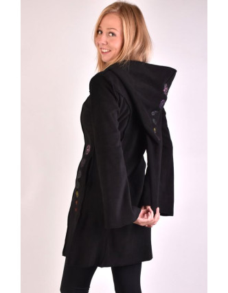 Čierny fleecový kabátik s dlhou kapucňou, zapínanie na zips, výšivka, vrecká