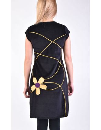 Krátke zamatové čierne šaty s krátkym rukávom, aplikácia farebné kvety
