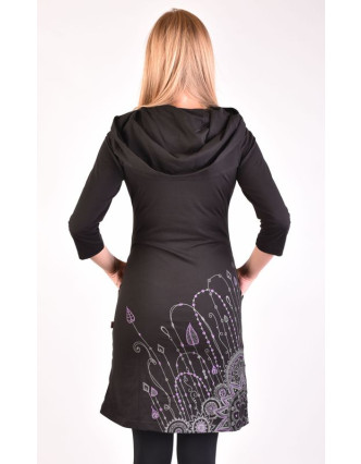 Čierne šaty s kapucňou / golierom, trojštvrťový rukáv, vrecká, potlač a výšivka