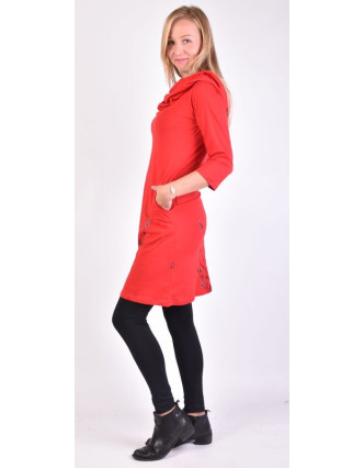 Červené šaty s kapucňou / golierom, trojštvrťové rukáv, vrecká, potlač a výšivka