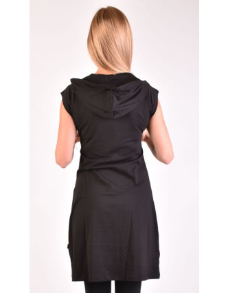 Čierne šaty s krátkym rukávom, kapucňa, kruhové aplikácie