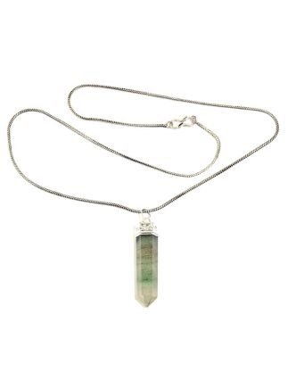 Dlhý náhrdelník so sv. zeleným kameňom, strieborná farba retiazky