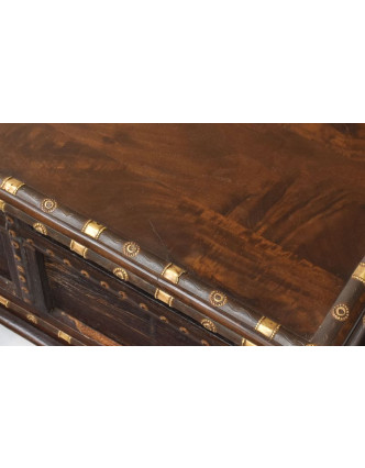 Stará truhla z mangového dreva zdobená železným kovaním, 125x53x49cm