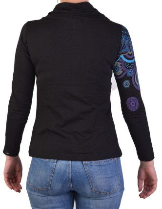 Čierne tričko s dlhým rukávom a golierom, mandala dizajn