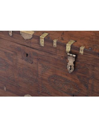 Truhla z teakového dreva zdobená mosadzným kovaním, 75x43x47cm