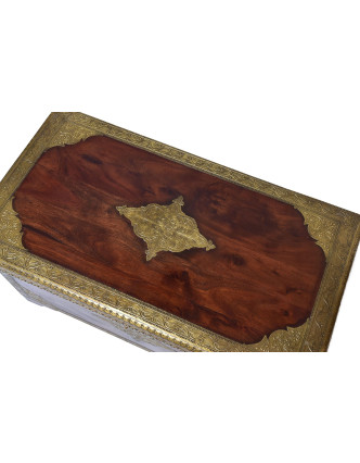 Truhla z akáciového dreva zdobená mosadzným kovaním, 84x45x45cm