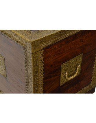 Truhla z palisandrového dreva zdobená mosadzným kovaním, 90x48x56cm