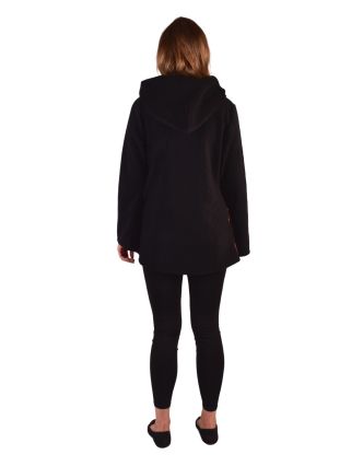 Čierny fleecový kabát s kapucňou zapínanie na gombík, dve vrecká, batika