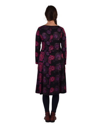 Šaty s dlhým rukávom, strihané pod prsiami, čierne s ružovo-fialovým potlačou