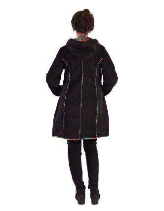 Čierny manžestrový kabátik s kapucňou, farebné lemovanie, tri vrecká, bez podšívky
