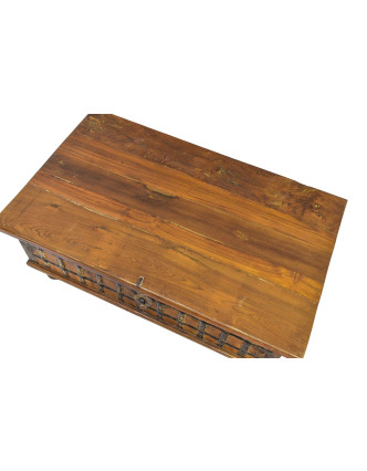 Truhla z teakového dreva, zdobená kovaním, 101x60x46cm