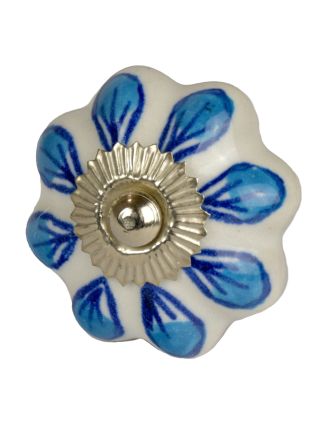 Maľovaná porcelánová úchytka na šuplík, biela, modré okvetné listy, priemer 4,5 cm