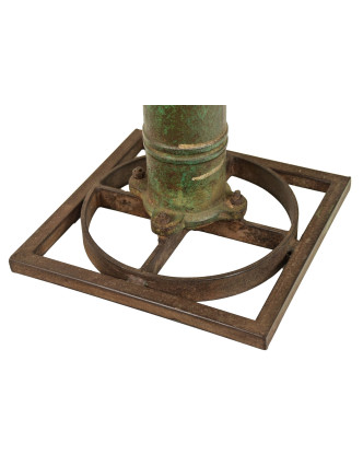 Stolík z teakového dreva a liatinové pumpy ,, 50x50x50cm