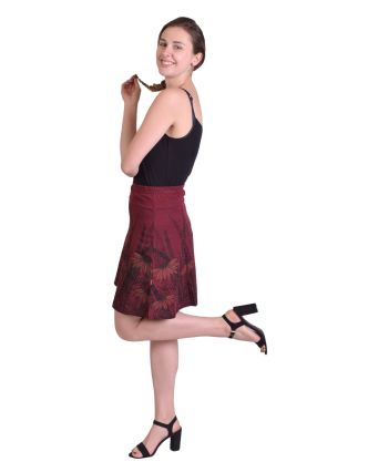 Krátka sukňa, Áčkový strih, vínová s čierno-červenou potlačou kvetín