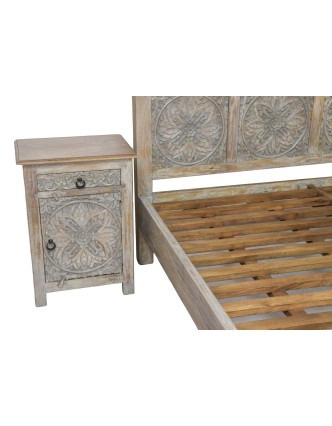 Posteľ z mangového dreva, ručne vyrezávaná, sivá patina + nočné stolíky