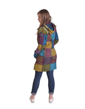 Predĺžená farebná patchworková mikina s kapucňou, prestrihmi a výšivky, vrecká