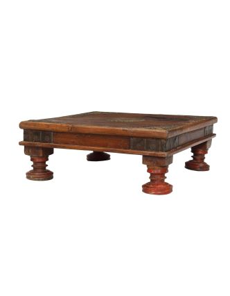 Starý čajový stolík z teakového dreva zdobený mosadzným kovaním, 60x60x23cm
