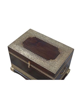 Truhla z mangového dreva zdobená mosadzným kovaním, 56x38x39cm