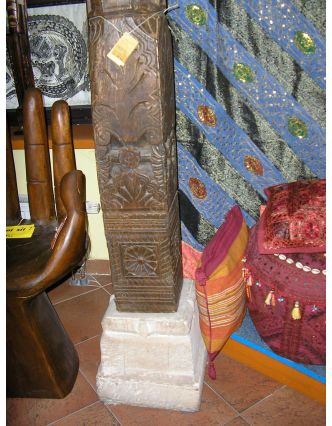 Drevené stĺpy z teakového dreva s kamenými podstavcami z Barmy, 75x57x250cm