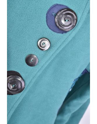 Tyrkysový fleecový kabát s golierom zapínaný na gombíky, farebné aplikácie, potlač