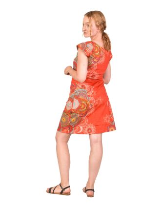 Krátke oranžové šaty s krátkym rukávom as farebnou potlačou